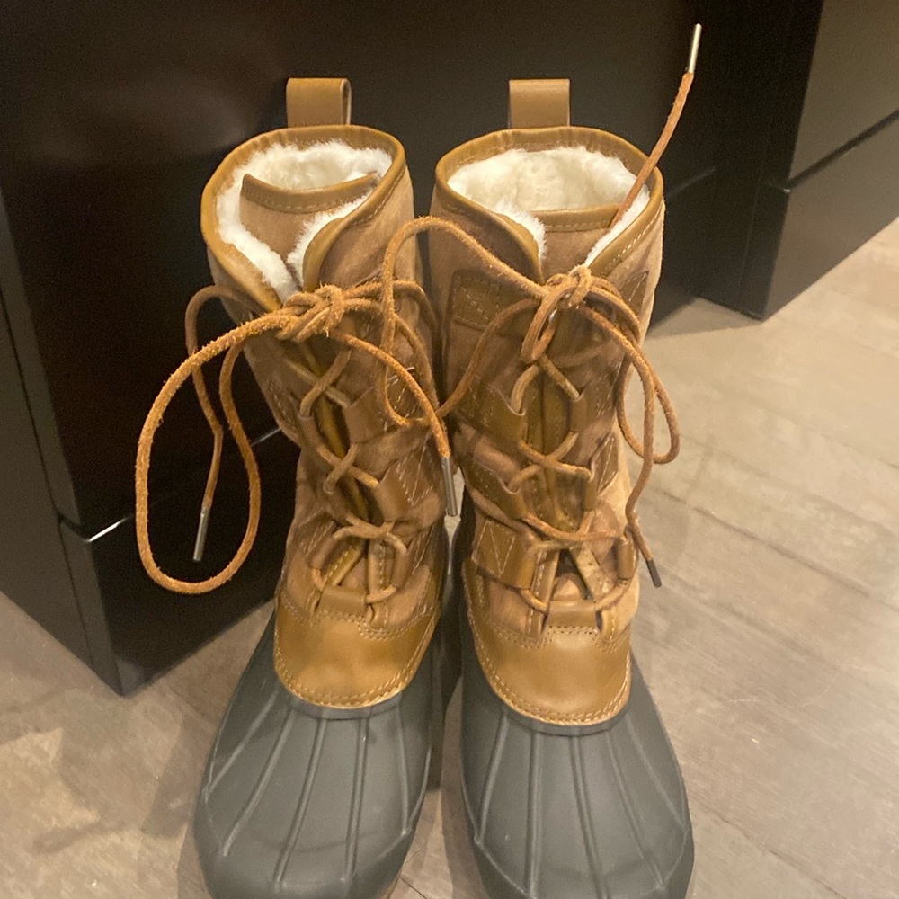 Tory Burch snow boots never worn